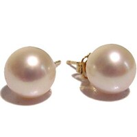 Pearl Earrings.jpg